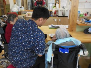 原さんボランティア食介中